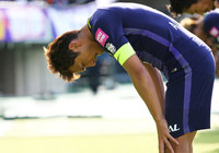 スタジアムに駆け付けたファン・サポーターに向け深々と頭を下げる青山 敏弘（広島）【明治安田Ｊ１ 第5節 広島vs柏】