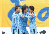 今季初先発で期待に応える先制点を決めた長谷川 竜也（川崎Ｆ #16）を中村 憲剛（川崎Ｆ #14）が祝福  【明治安田Ｊ１ 第5節 仙台vs川崎Ｆ】