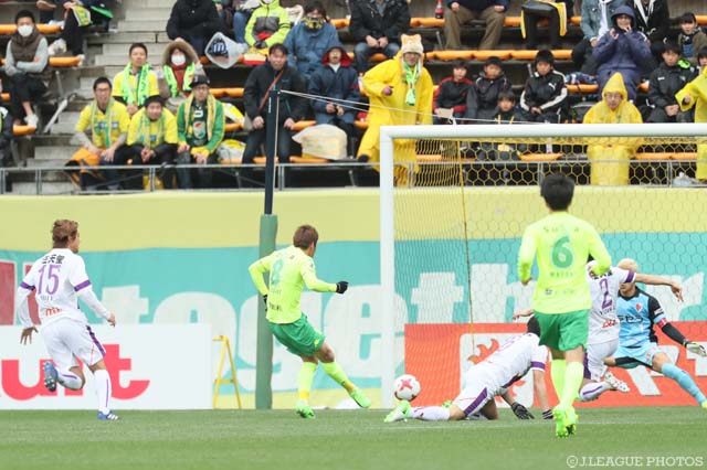 千葉は8分、ピッチ中央でパスを受けた清武 功暉が落ち着いて流し込み先制【明治安田Ｊ２ 第6節 千葉vs京都】