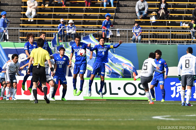 貴重な追加点となる直接FKを決めた宮阪 政樹（松本）【明治安田Ｊ２ 第6節 徳島vs松本】