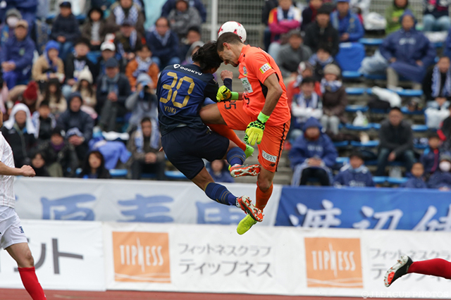 果敢に飛び出してクリアしたGKビクトル（岐阜）【明治安田Ｊ２ 第6節 町田vs岐阜】