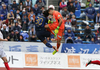 果敢に飛び出してクリアしたGKビクトル（岐阜）【明治安田Ｊ２ 第6節 町田vs岐阜】