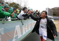 待望の今季初勝利をファン・サポーターと喜ぶ難波 宏明（岐阜）【明治安田Ｊ２ 第6節 町田vs岐阜】