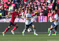 山口 蛍（Ｃ大阪/左）の厳しいマークを受ける齋藤 学（横浜FM/右）【明治安田Ｊ１ 第5節 Ｃ大阪vs横浜FM】