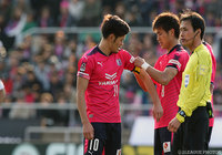 山口 蛍（Ｃ大阪/左）の左腕にキャプテンマークを巻く柿谷 曜一朗（Ｃ大阪/右）【明治安田Ｊ１ 第5節 Ｃ大阪vs横浜FM】