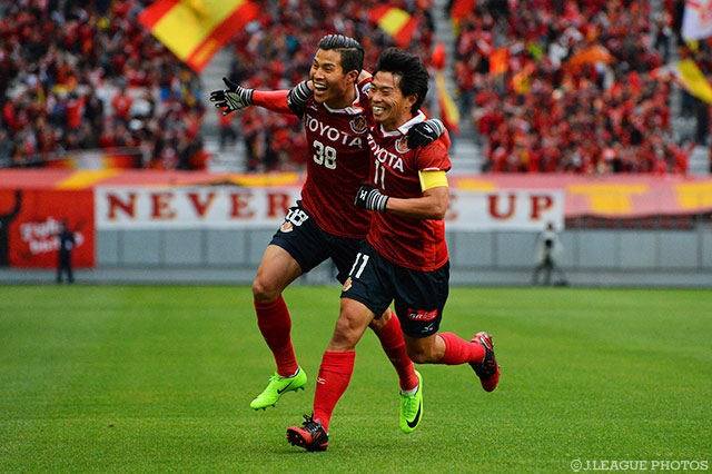 共に得点し、名古屋の3連勝に貢献した永井 龍（左）と佐藤 寿人（右）【明治安田Ｊ２ 第6節 名古屋vs熊本】