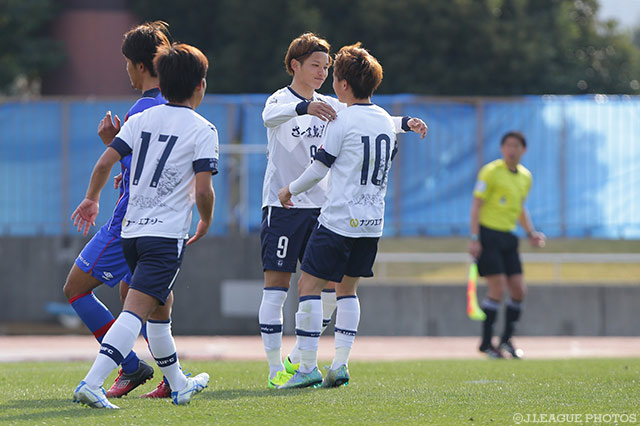 自ら得たPKを決め、リードを2点に広げた藤本 憲明（鹿児島 #9）【明治安田Ｊ３ 第4節 Ｆ東23vs鹿児島】