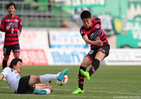 豊川 雄太（岡山）のシュートは橋本 英郎（東京Ｖ）がブロック【明治安田Ｊ２ 第6節 岡山vs東京Ｖ】