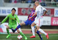 力強いドリブルでゴールに迫ったジュリーニョ（札幌）【明治安田Ｊ１ 第5節 甲府vs札幌】