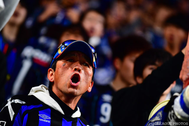 選手へ熱い声援を送るＧ大阪のファン・サポーター【明治安田Ｊ１ 第6節 Ｇ大阪vs広島】