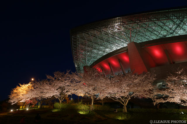 ライトアップされた埼玉スタジアム２００２。桜と相まって神秘的な風景に【明治安田Ｊ１ 第6節 浦和vs仙台】