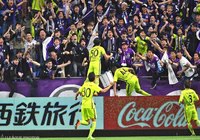 得点後、ゴール裏のサポーターと喜びを分かち合う工藤 壮人（広島）【明治安田Ｊ１ 第6節 Ｇ大阪vs広島】