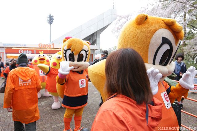 スタジアム前ではアルディとミーヤがグリーティング【明治安田Ｊ１ 第6節 大宮vs神戸】