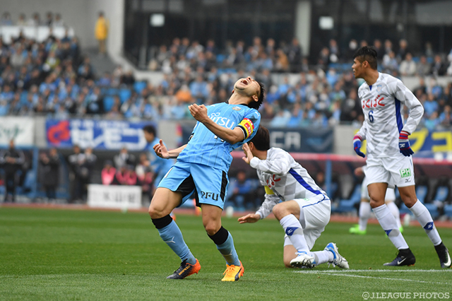 甲府ゴールをこじ開けられず悔しさをあらわにする小林 悠（川崎Ｆ）【明治安田Ｊ１ 第6節 川崎Ｆvs甲府】