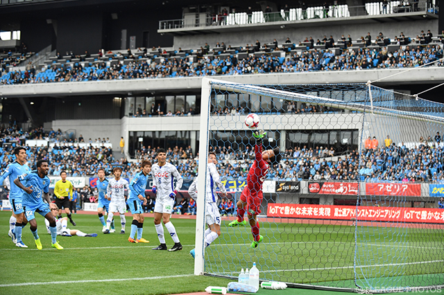 追い詰められた川崎Ｆは終了間際に奈良 竜樹のヘッドで辛うじて引き分けに持ち込んだ【明治安田Ｊ１ 第6節 川崎Ｆvs甲府】