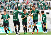 先制のPKを決めた高崎 寛之（松本）【明治安田Ｊ２ 第7節 松本vs長崎】