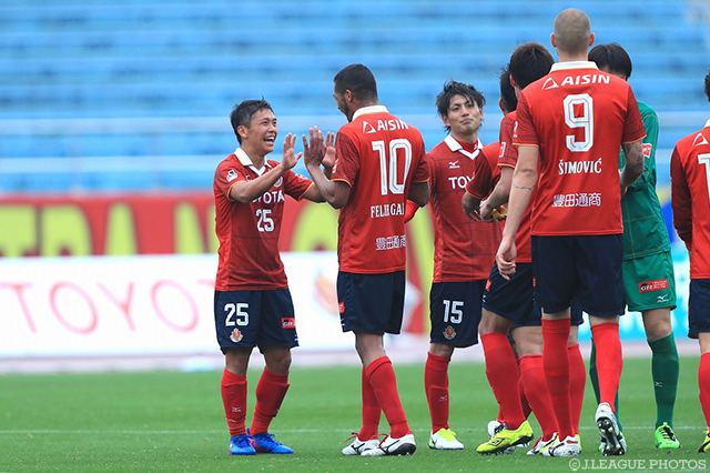 88分に決勝点となる移籍後初ゴールを決め祝福される杉本 竜士（名古屋）