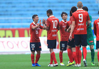 88分に決勝点となる移籍後初ゴールを決め祝福される杉本 竜士（名古屋）