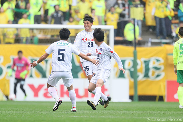 鮮やかなロングシュートで先制点を決めた高井 和馬（群馬）【明治安田Ｊ２ 第7節 千葉vs群馬】