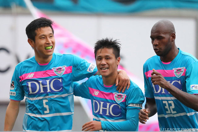 華麗なループシュートで移籍後初ゴールを決めた小野 裕二（鳥栖 中央）【明治安田Ｊ１ 第6節 鳥栖vs新潟】