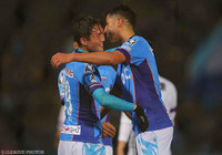 横浜FCの先制点を決めたイバ（右）がアシストのジョン チュングンと抱擁【明治安田Ｊ２ 第7節 横浜FCvs京都】