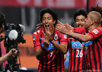 ゴールを決めた都倉 賢（札幌）はカメラに向かって先日大怪我を負った深井 一希の背番号「８」をアピール【明治安田Ｊ１ 第6節 札幌vsFC東京】