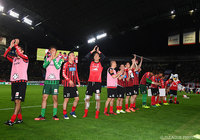 今季２勝目を挙げファン・サポーターと喜ぶ札幌の選手達【明治安田Ｊ１ 第6節 札幌vsFC東京】