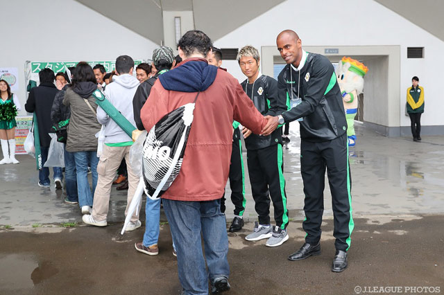 東京ヴェルディ ビーチサッカーチームの選手がお出迎え【明治安田Ｊ２ 第7節 東京Ｖvs湘南】