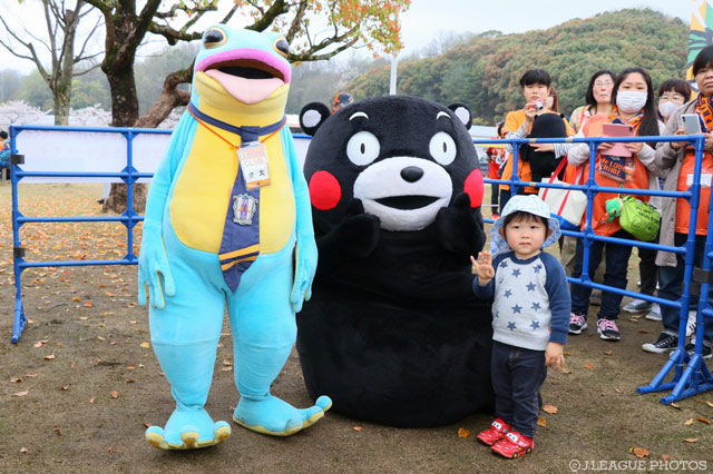 金太、くまモンと一緒に記念撮影【明治安田Ｊ２ 第7節 愛媛vs熊本】