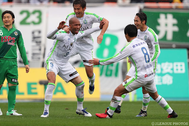 逆転ゴールを決め、決定力の高さを見せつけたジネイ（湘南）【明治安田Ｊ２ 第7節 東京Ｖvs湘南】