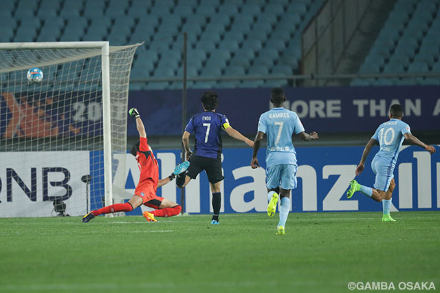 試合開始直後の3分に先制点を挙げたアレックス テイシェイラ（江蘇蘇寧 #10）【ＡＣＬ GS MD4 江蘇蘇寧vsＧ大阪】