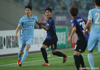 ジー シアン（江蘇蘇寧）とライン際の攻防を繰り広げる丹羽 大輝（Ｇ大阪）【ＡＣＬ GS MD4 江蘇蘇寧vsＧ大阪】