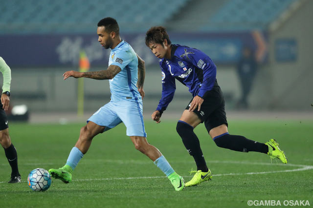 攻撃時には前線へのロングフィードで局面の打開を図った三浦 弦太（Ｇ大阪）【ＡＣＬ GS MD4 江蘇蘇寧vsＧ大阪】