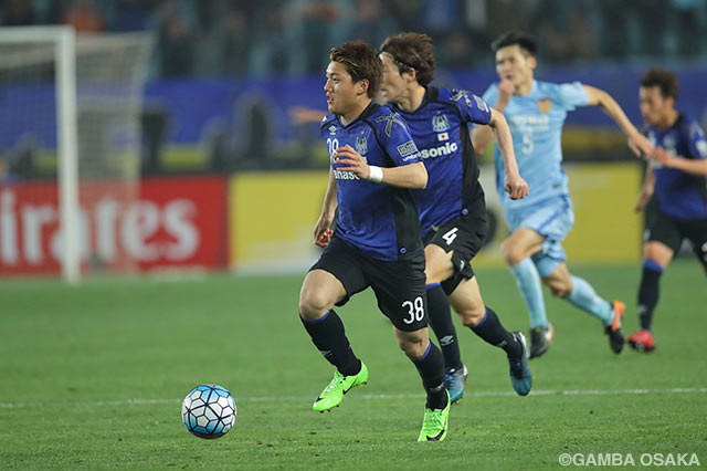 果敢なドリブルで相手陣内に切り込んだ堂安 律（Ｇ大阪）【ＡＣＬ GS MD4 江蘇蘇寧vsＧ大阪】