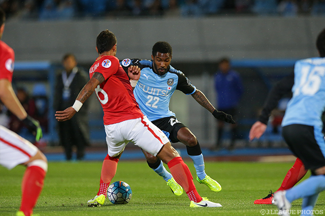 相手選手を抜きにかかるハイネル（川崎Ｆ）【ＡＣＬ GS MD4 川崎Ｆvs広州恒大】