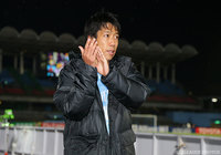 ファン・サポーターの声援に応える中村 憲剛（川崎Ｆ）【ＡＣＬ GS MD4 川崎Ｆvs広州恒大】