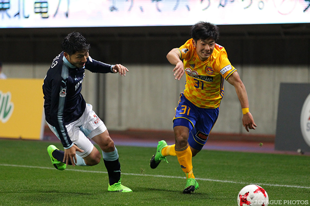 ライン際で相手選手を抜きにかかる茂木 駿佑（仙台）【ルヴァンカップ GS 第2節 仙台vs磐田】