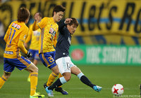 相手選手のプレッシャーを受けながらもパスを通す宮崎 智彦（磐田）【ルヴァンカップ GS 第2節 仙台vs磐田】