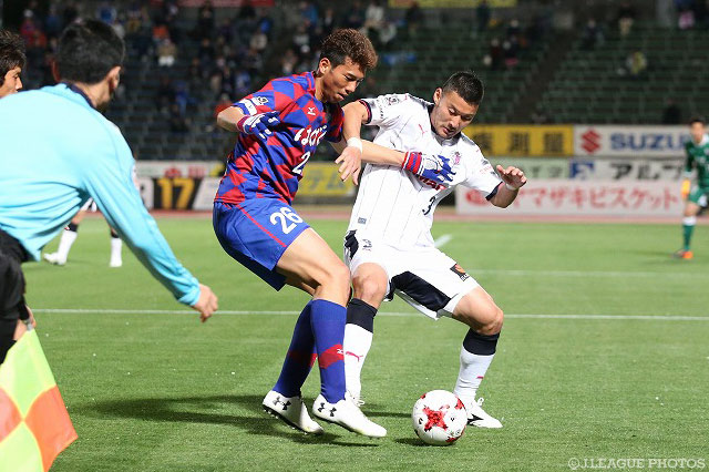 熊谷 駿（甲府）をタイトなマークで封じ込めた茂庭 照幸（Ｃ大阪）【ルヴァンカップ GS 第2節 甲府vsＣ大阪】