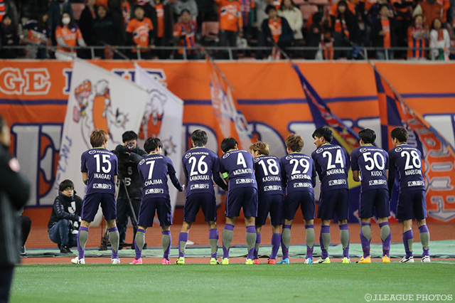 先日第一子が誕生した川﨑 裕大に捧ぐゆりかごパフォーマンスを行う広島の選手たち【ルヴァンカップ GS 第2節 新潟vs広島】