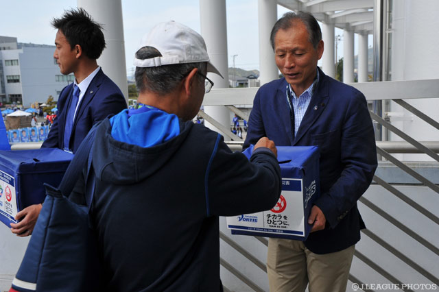 鳴門大塚ではＪリーグ原 博実副理事長が募金活動を行いました【明治安田Ｊ２ 第8節 徳島vs名古屋】