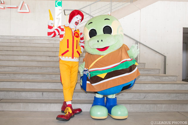 ドナルド・マクドナルドさんが大分に来場【明治安田Ｊ２ 第8節 大分vs金沢】