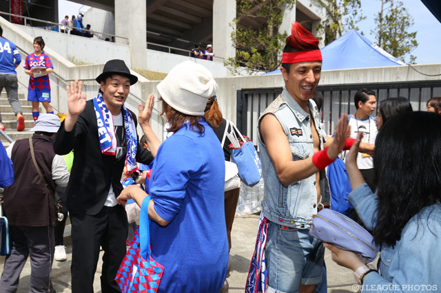 お笑いコンビ『2700』がハイタッチでお出迎え【明治安田Ｊ１ 第7節 甲府vs新潟】