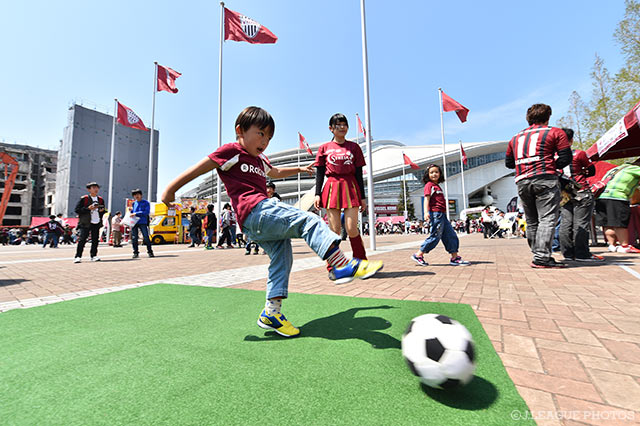狙いを定める目は真剣そのもの。将来はヴィッセルのエースストライカー？【明治安田Ｊ１ 第7節 神戸vs柏】