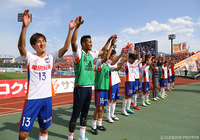 待望の今季初勝利を喜ぶ新潟の選手達【明治安田Ｊ１ 第7節 甲府vs新潟】