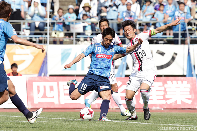 決勝ゴールを狙った仲間 隼斗（讃岐）【明治安田Ｊ２ 第8節 讃岐vs岡山】