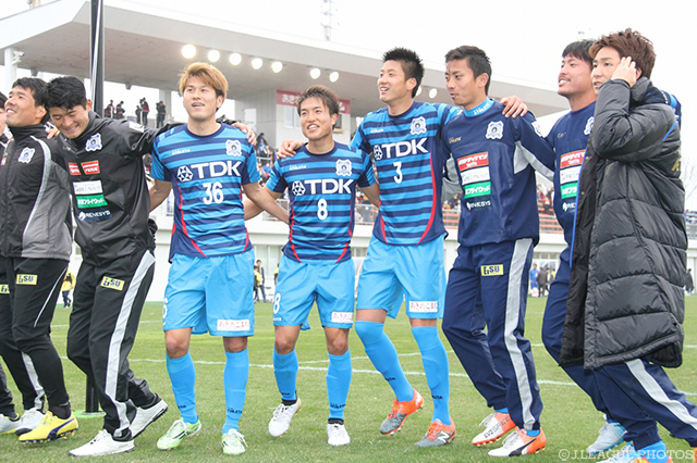 今季最多タイの３ゴールを奪っての３連勝を喜ぶ秋田の選手たち【明治安田Ｊ３ 第5節 秋田vs鳥取】