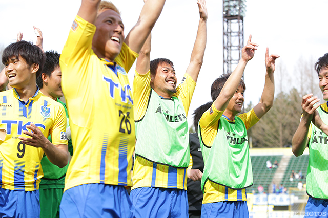 劇的な今季２勝目をファン・サポーターと喜ぶ栃木の選手たち【明治安田Ｊ３ 第5節 栃木vs沼津】