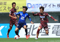 藤澤 典隆（琉球／右）のマークを受ける衛藤 裕（富山／左）【明治安田Ｊ３ 第5節 富山vs琉球】