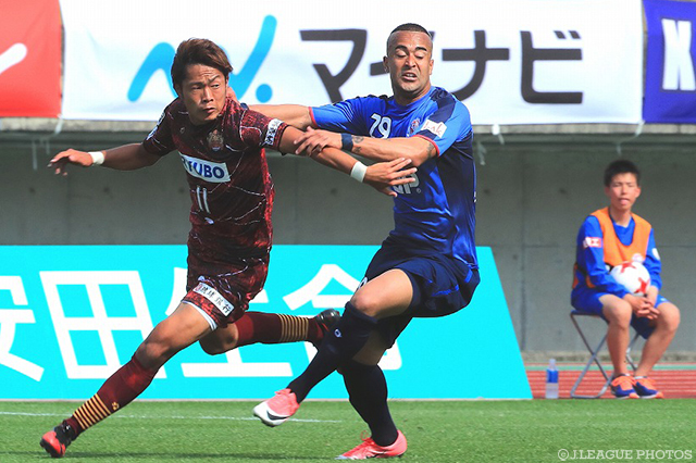 ホドリゴ カベッサ（富山/右）の突破を止める才藤 龍治（琉球／左）【明治安田Ｊ３ 第5節 富山vs琉球】